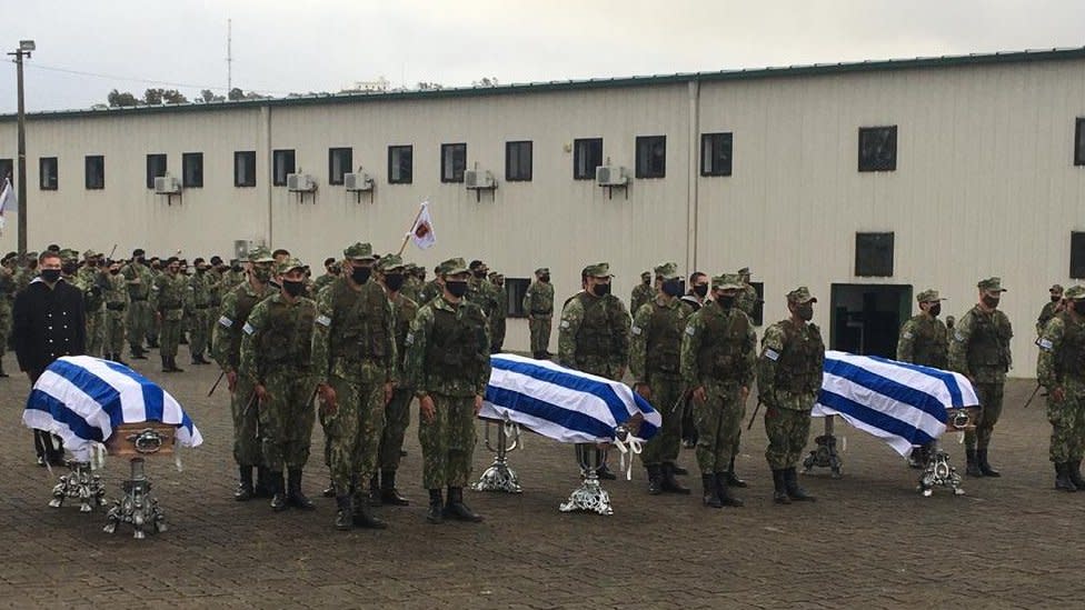 Funeral por los tres infantes de marina.