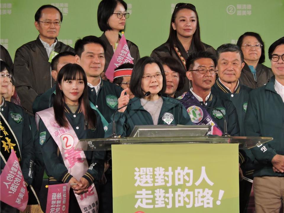 選前最後的黃金星期天民進黨回防南部大票倉，民進黨最強母雞蔡英文也到場站台。（洪靖宜攝）