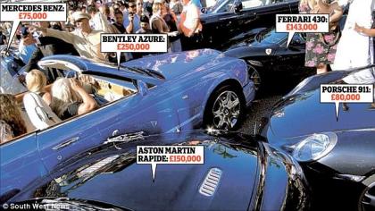Die "Daily Mail" zeigt auf einem Foto des Unfalls die Schadensausmaße des "Luxus-Unfalls"...Screenshot: Daily Mail