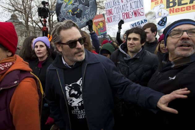 <p>Emmené par Jane Fonda, le collectif "Fire Drill Friday" a manifesté sur les marches du Capitole américain vendredi. Certains manifestants dont Joaquin Phoenix ont été arrêtés par les forces de l’ordre.</p>