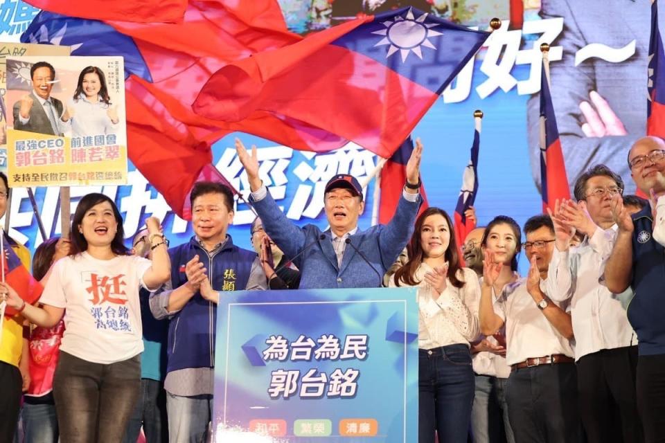 鴻海集團創辦人郭台銘7日晚間在高雄鳳山舉辦首場造勢活動。   圖：翻攝郭台銘臉書