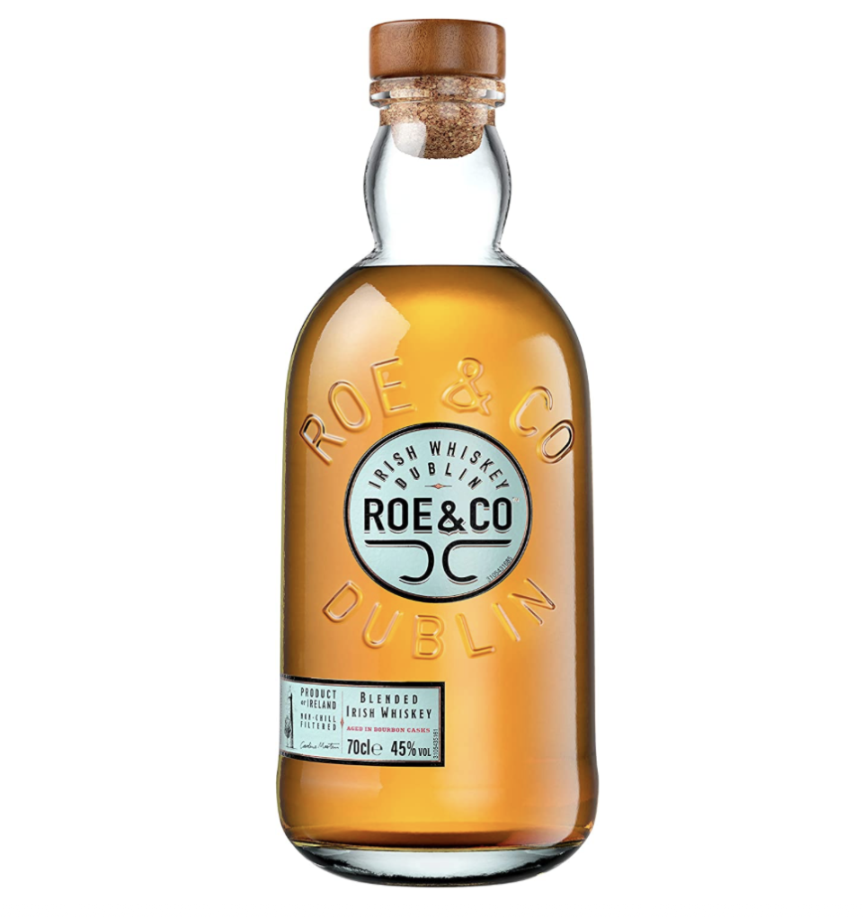 Roe und Co ist ein exklusiver Irish Wiskey-Blend, der Geschmeidigkeit mit bemerkenswerter Aroma-Tiefe vereint. Er ist eine Hommage an George Roe, einen wahrhaften Pionier auf dem Gebiet irischer Whiskeys. (Bild: Amazon)