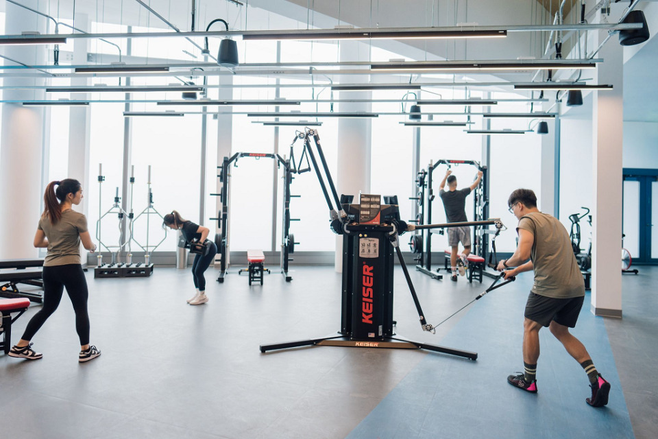 Google的健身房24小時開放，即使是假日也可以來公司運動。業者提供