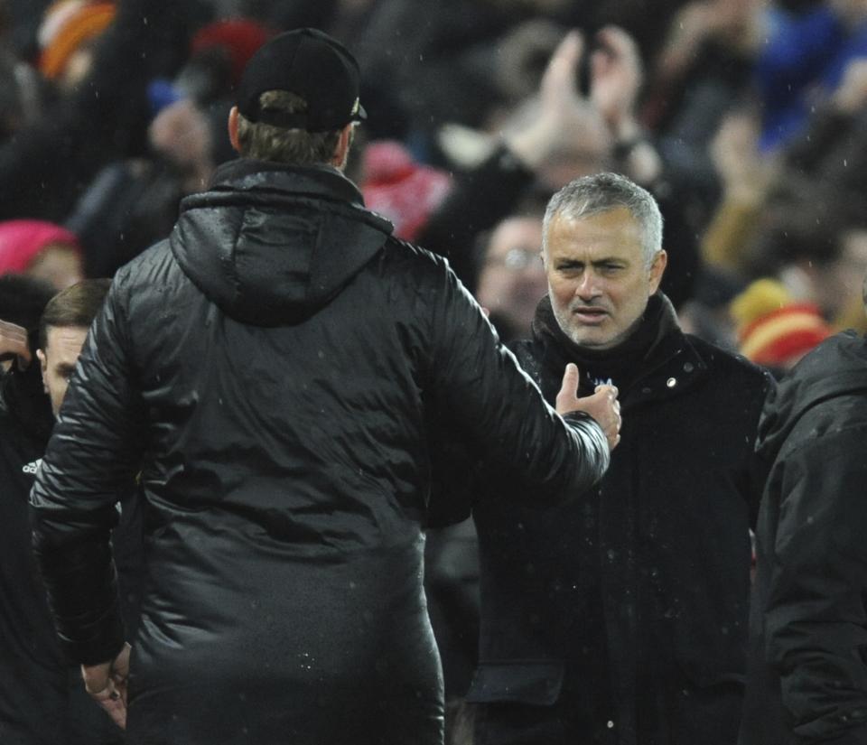 El técnico del Liverpool Juergen Klopp, izquierda, y el técnico del Manchester United José Mourinho estrechan sus manos luego del partido de la Liga Premier inglesa, en Liverpool, Inglaterra, el domingo 16 de diciembre de 2018. (AP Foto/Rui Vieira)