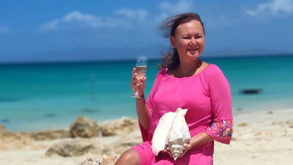 Tatiana, turista rusa, posa en la playa