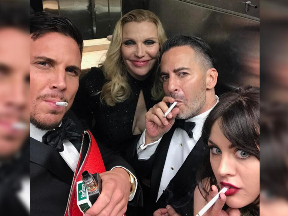 Designer Marc Jacobs ist gleich mit einer ganzen Raucher-Clique auf der Toilette. Er schießt ein Selfie mit Courtney Love und ihrer Tochter Frances Bean Cobain. (Bild-Copyright: themarcjacobs/Instagram)