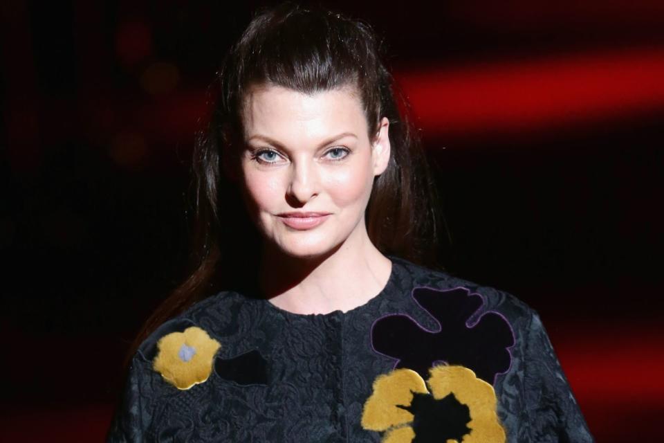 Es sind die italienischen Wurzeln! Obwohl Linda Evangelista in Kanada geboren und aufgewachsen ist, hat sie das südländische Blut in sich. Das scheint jung zu halten. (Bild: Vittorio Zunino Celotto/Getty Images)