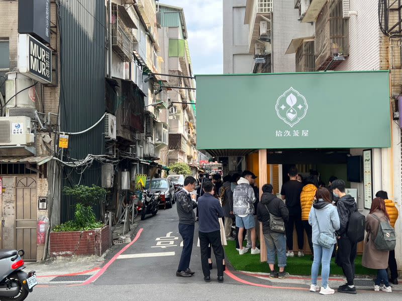 ▲飲料店「拾汣茶屋」才營運一天就被爆出違建爭議，Toyz今（2）晚在臉書上發文回應了。（圖／記者張志浩攝）