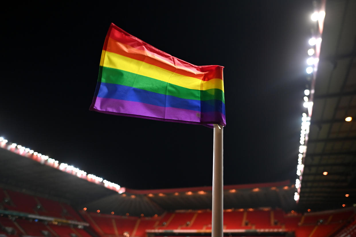 Streit um Symbolik: Die Regenbogenflagge als Eckfahne gehört in vielen Stadien längst dazu. (Bild: Justin Setterfield/Getty Images)