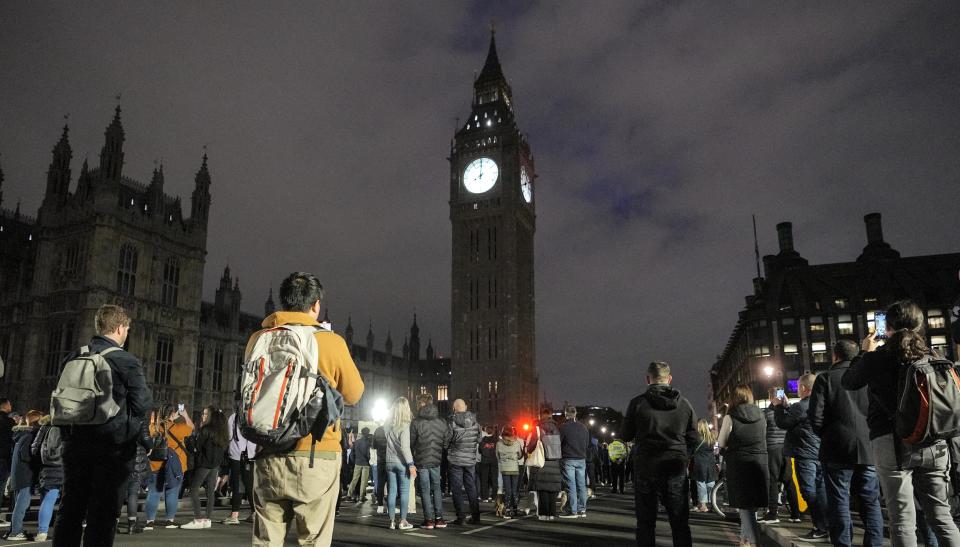 Una multitud guarda un minuto de silencio en honor de la reina Isabel II en el Puente de Westminster frente al Big Ben, el domingo 18 de septiembre de 2022, en Londres, Inglaterra. (AP Foto/Martin Meissner)