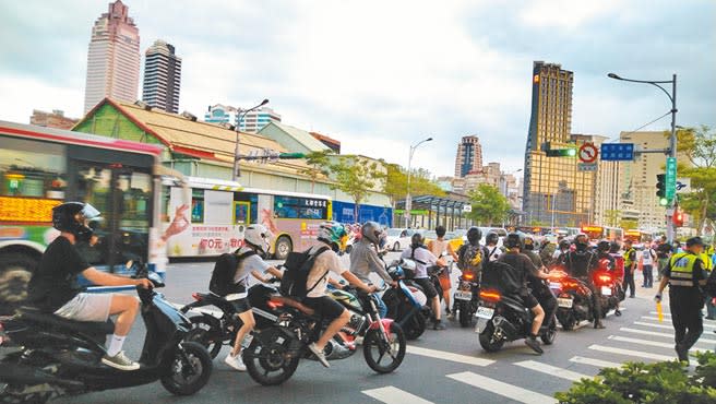 台灣機車路權促進會今年8月時，在鄭州路、塔城街口舉辦待轉大富翁活動。（本報資料照片）