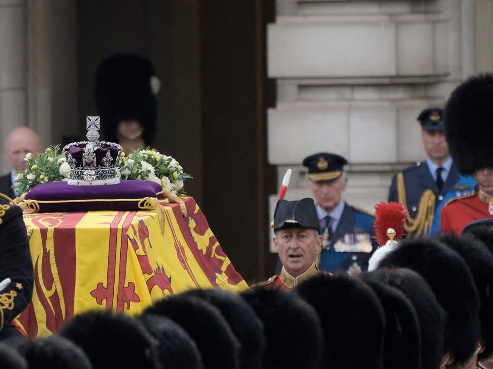 Der Sarg von Queen Elizabeth II. auf dem Weg nach Westminster Hall. Im Hintergrund König Charles III. und der neue Thronfolger Prinz William. (Bild: VADIM GHIRDA/POOL/AFP via Getty Images)