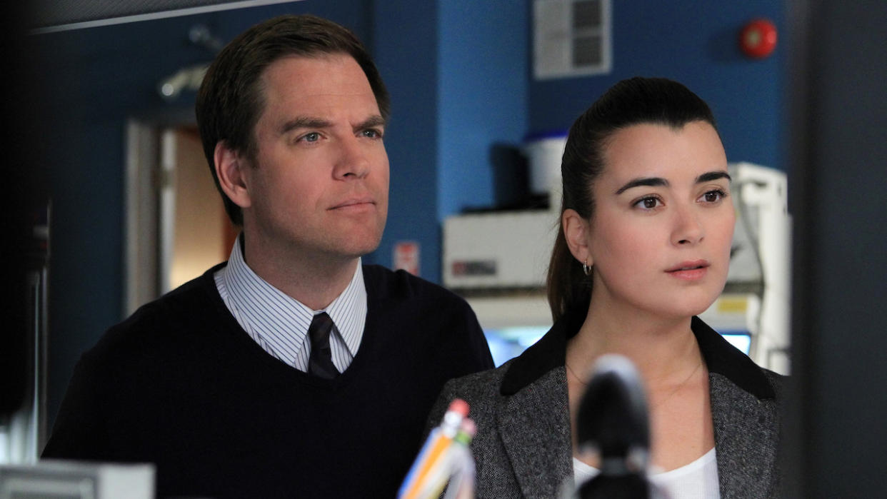  Michael Weatherly and Cote de Pablo looking at computer screen in Abby's lab in NCIS. 