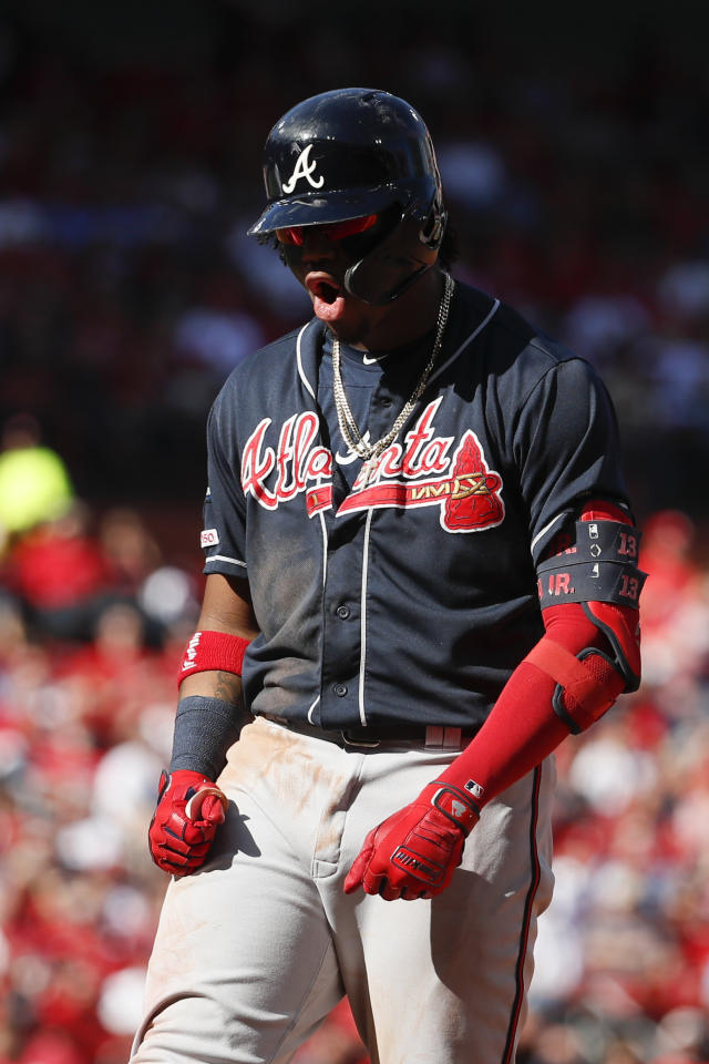 Yadier Molina makes throat-slash gesture as Cardinals even NLDS - ESPN