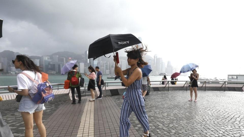 今日有驟雨及幾陣狂風雷暴，最高約27度。(資料圖片)