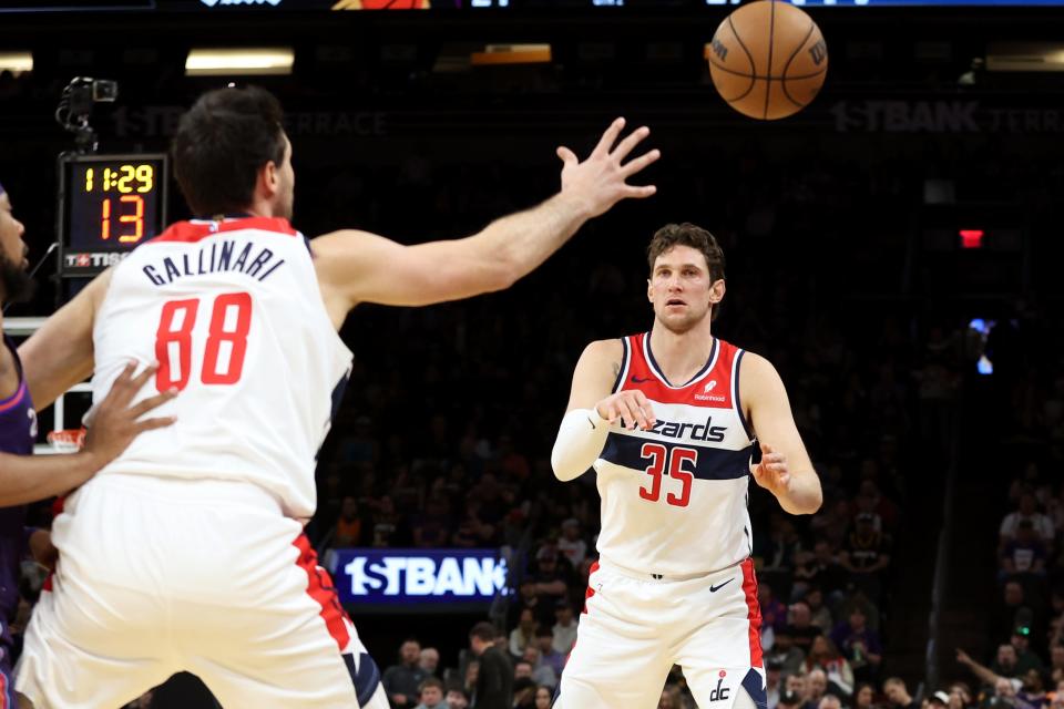 Washington Wizards center Mike Muscala (35) makes a pass to Washington Wizards forward Danilo Gallinari (88) during a Dec. 17, 2023 game against the Phoenix Suns.