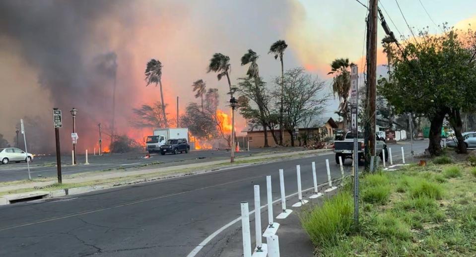 El humo y las llamas se elevan en Lahaina, condado de Maui (Reuters)