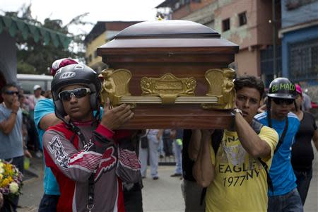 Relatives of a crime victim carry his coffin as tribute prior his burial in Caracas November 29, 2012. REUTERS/Carlos Garcia Rawlins