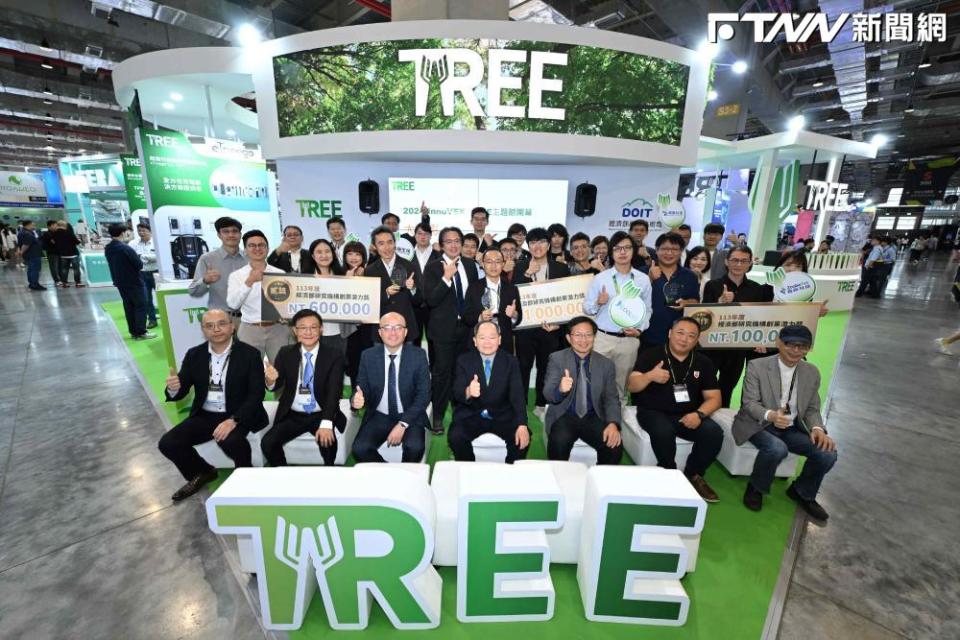 TREE新創主題館開幕儀式並進行TREE Award研究機構創業潛力獎，與會貴賓與得獎團隊合影，前排由左至右士林電機總經理謝漢章、士林電機執行副總董濟仁、起而起綠能董事長簡金品、經濟部產業技術司副司長周崇斌、工研院資深副總暨協理蘇孟宗、鴻躉公司執行長洪嘉聰、工研院產業服務中心組長。