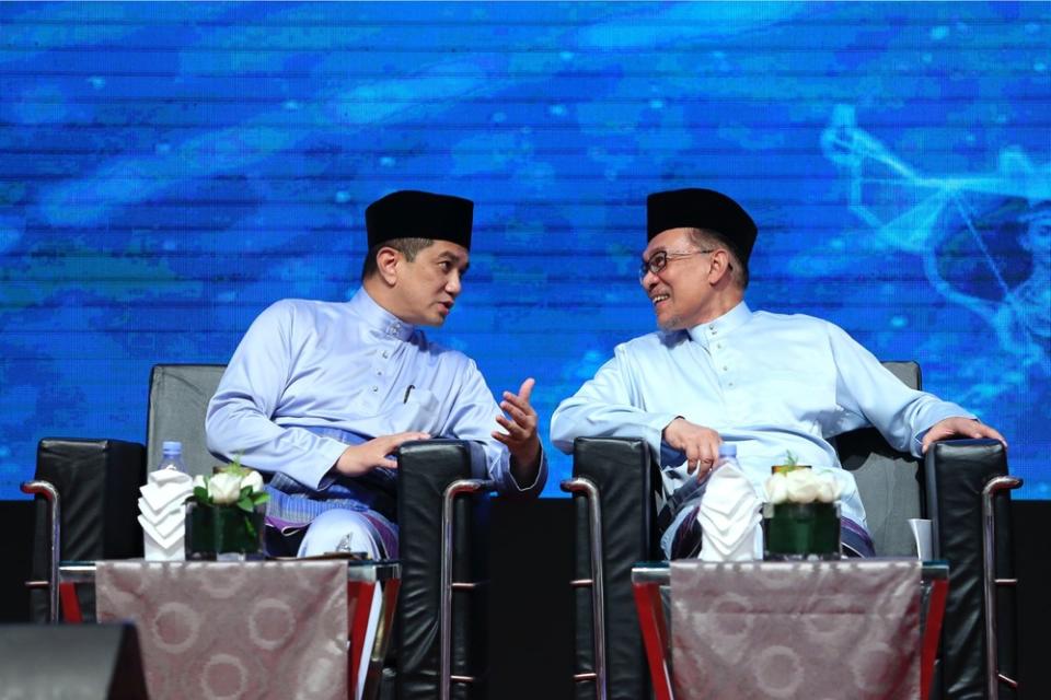 Datuk Seri Azmin Ali (left) chats with Datuk Seri Anwar Ibrahim during KBN2018 at the Kuala Lumpur Convention Centre. — Picture by Yusof Mat Isa