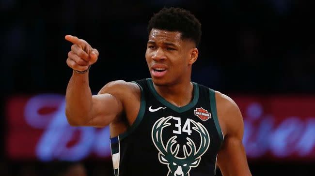 「字母哥」Giannis Antetokounmpo今在場上暴怒「頭槌」對手。（圖／翻攝自推特）