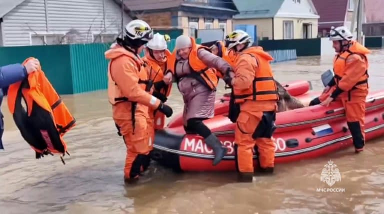 Des sauveteurs évacuent un habitant de la ville d'Orsk le 6 avril 2024 (Handout)