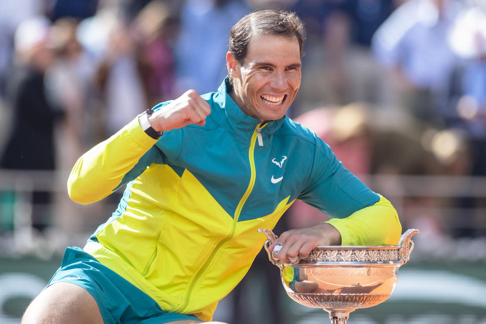 Nadal posa con su trofeo de campeón de Roland Garros. (Foto: Tim Clayton / Corbis / Getty Images).