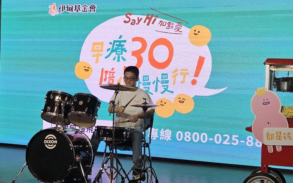 慢飛天使睿廷學習打鼓近10年，有多次公開演出經驗，盼未來成為街頭藝人。(劉品希 攝)