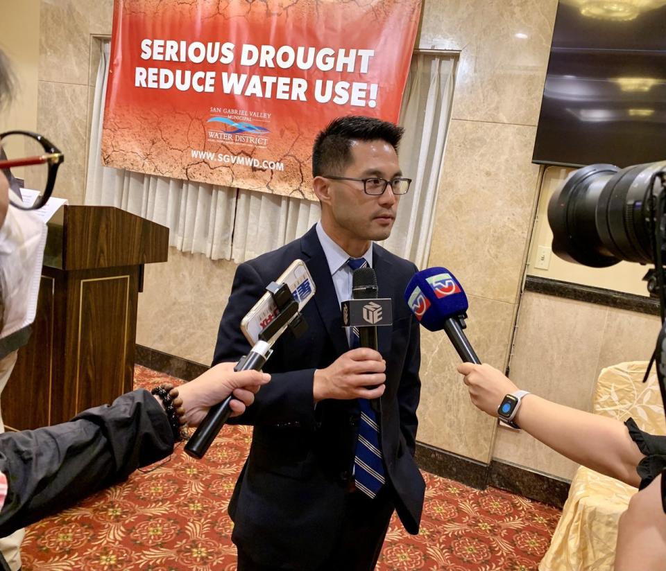 聖蓋博谷水利局理事會主席黃泰平介紹了聖蓋博谷日益惡化的乾旱狀況和供水條件，提供加強節約用水的信息。（記者丁曙／攝影）
