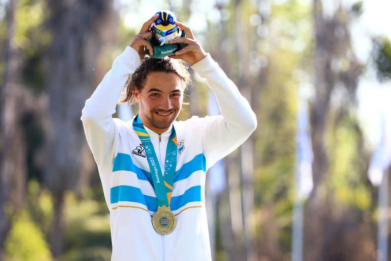 Kai Ditsch luce su medalla de oro y la mascota Fiu, que se le entrega a quienes suben al podio en los Juegos