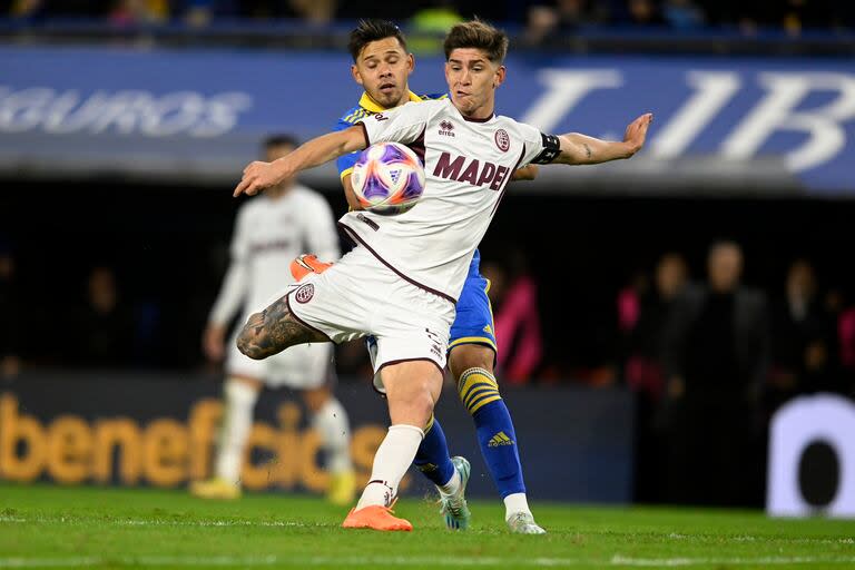 Tomás Belmonte jugando para Lanús y ante Boca, en la Bombonera; el mediocampista es el segundo refuerzo xeneize