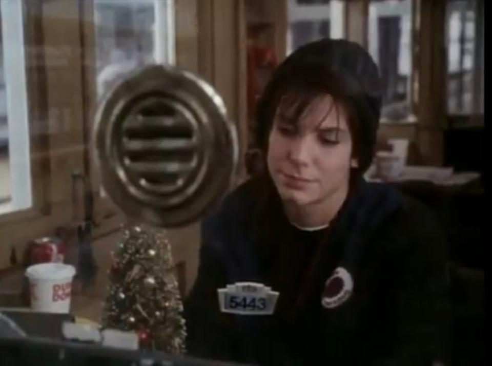 Sandra Bullock hace el papel de una trabajadora de tránsito de Chicago en la comedia romántica de 1995 While You Were Sleeping (20th Century Fox)