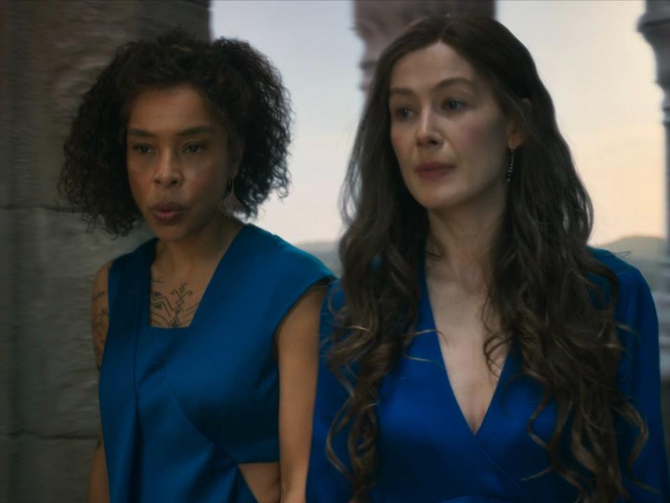 Young Siuan (Sophie Okonedo) and young Moiraine (Rosamund Pike)