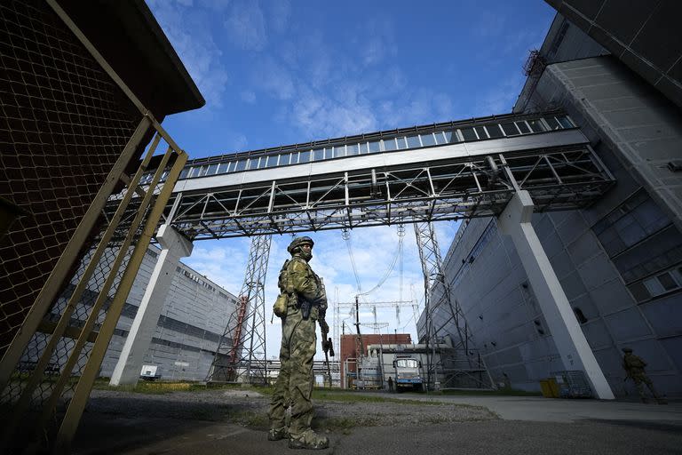 ARCHIVO - Un soldado ruso monta guardia en una parte de la usina nuclear de Zaporiyia en territorio ucraniano bajo control ruso, 1 de mayo de 2022. (AP Foto, File)