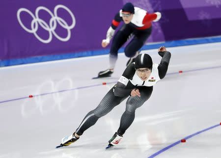 Speed Skating - Pyeongchang 2018 Winter Olympics - Women's 500m competition finals - Gangneung Oval - Gangneung, South Korea - February 18, 2018 - Nao Kodaira of Japan and Karolina Erbanova of the Czech Republic compete. REUTERS/Damir Sagolj