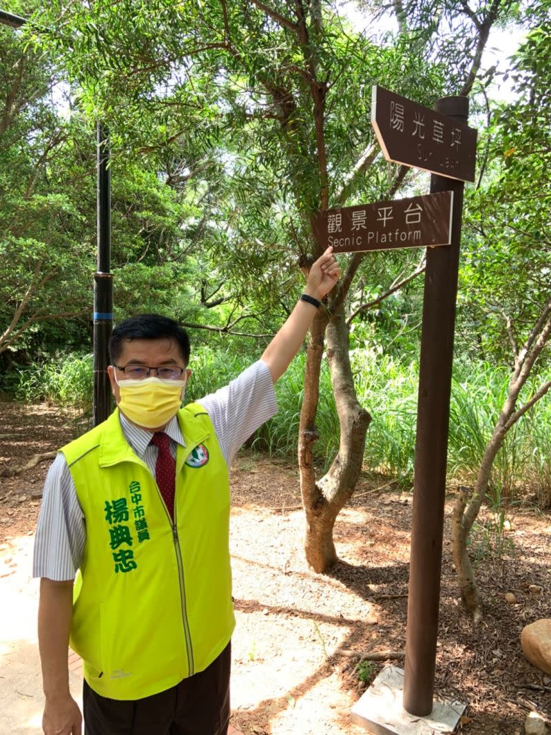 ▲鰲峰山觀景平台指標，英文字「Secnic Platform」拼錯(圖／楊典忠服務處提供2021.7.21)