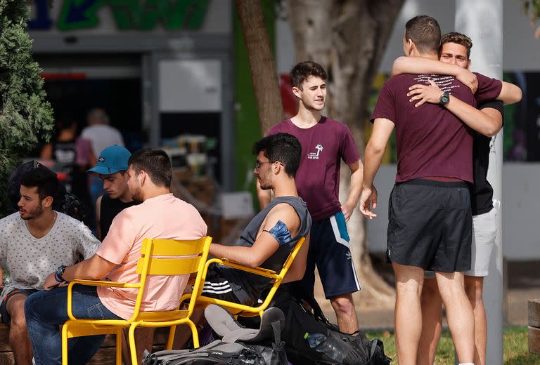 Abrazos, amistad y cercanía después de meses en Tel Aviv