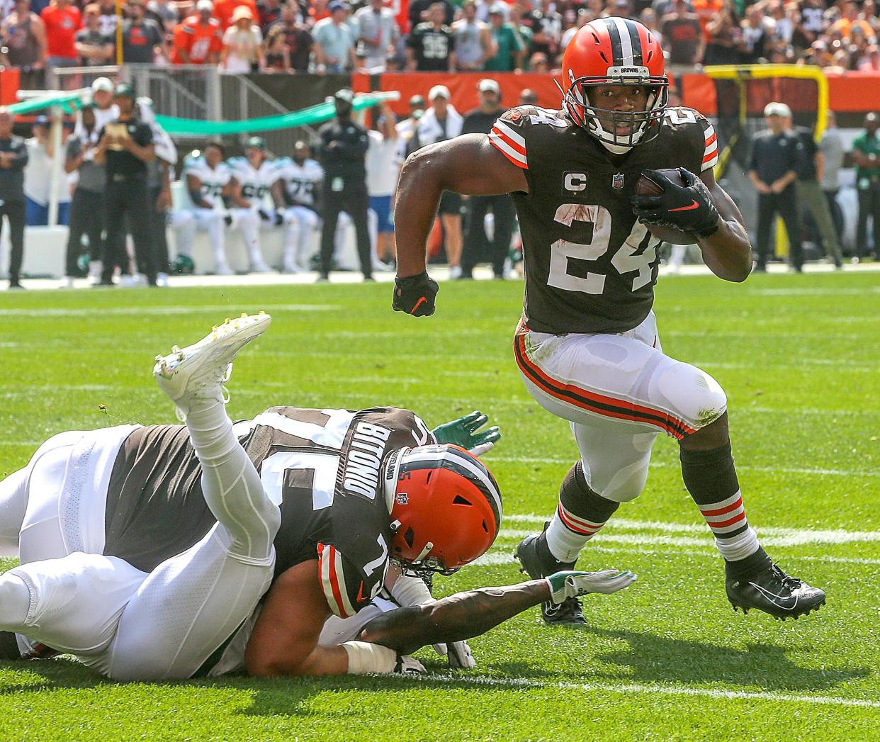 Browns running back Nick Chubb follows a pancake block by Joel Bitonio into the end zone for a first-quarter touchdown against the Jets on Sunday, Sept. 18, 2022 in Cleveland.