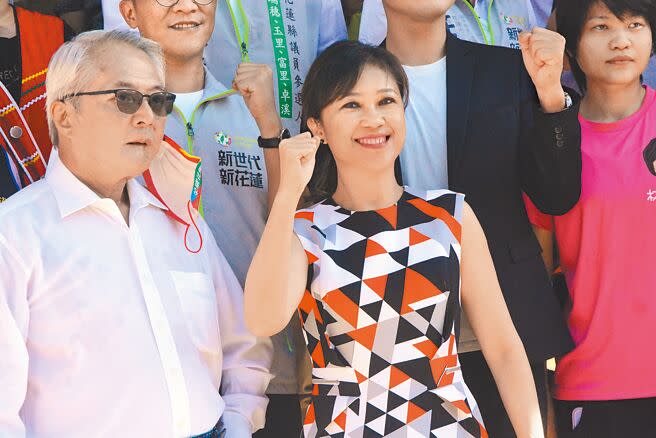 民進黨花蓮縣長參選人Kolas Yotaka（谷辣斯‧尤達卡）（前右），30日在國策顧問盧博基（前左）等人陪同下登記參選，並在選委會門口發表參選政見。（王志偉攝）