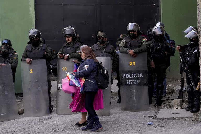 Policías antimotines custodian la sede policial donde está detenido Camacho, en La Paz