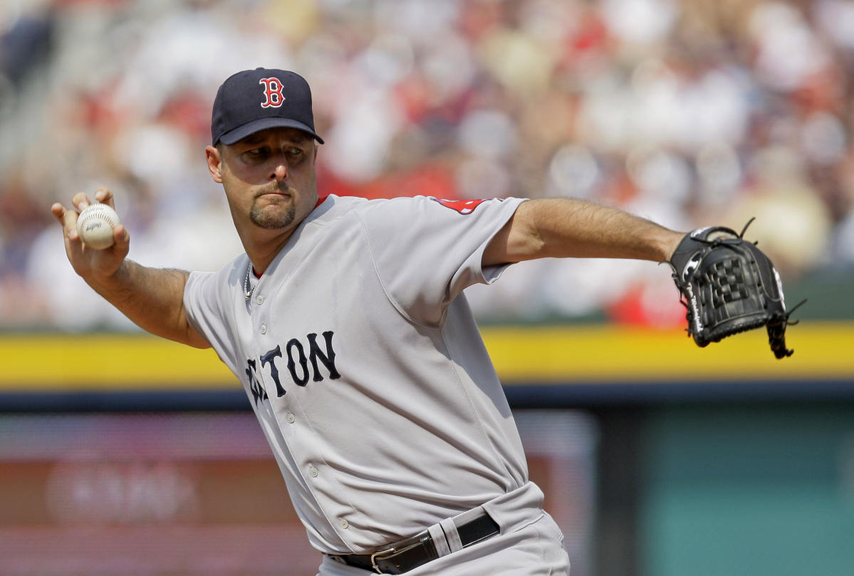 Red Sox: Jason Varitek back in catcher's gear for spring training (VIdeo)