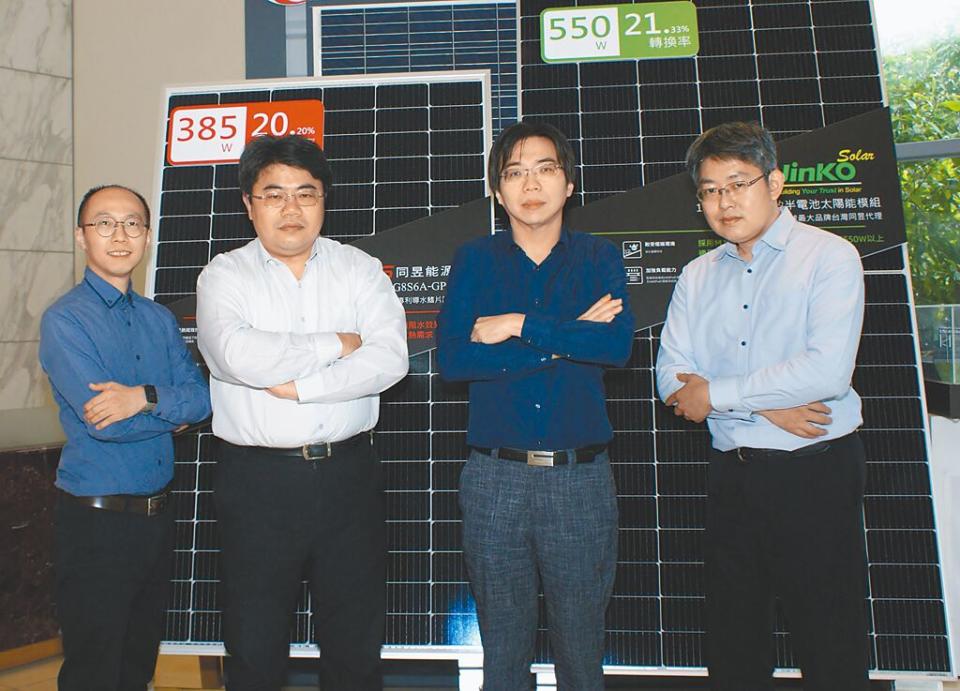 同昱能源總經理賀錫耀（右二）偕同研發、營業主管，迎向ESG及淨零減碳趨勢。圖／傅秉祥