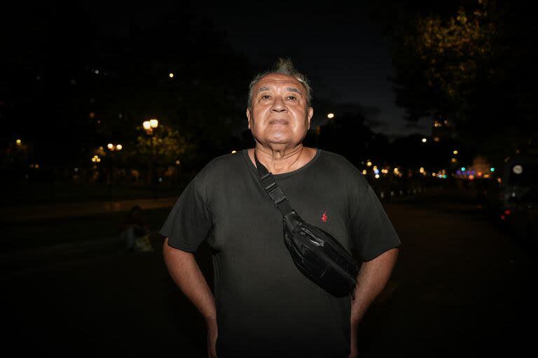 Ernesto Sian, de 68 años, es enfermero y hoy está jubilado; fue hasta la plaza para protestar contra las políticas de Milei