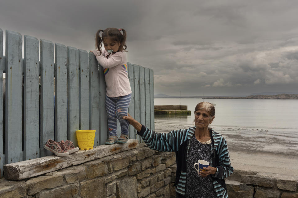 Una mujer ucraniana cuida a un niño en un albergue que acoge a familias ucranianas en Arranmore, una pequeña isla frente a la costa de Donegal, Irlanda, el 29 de agosto de 2022. (Paulo Nunes dos Santos/The New York Times)
