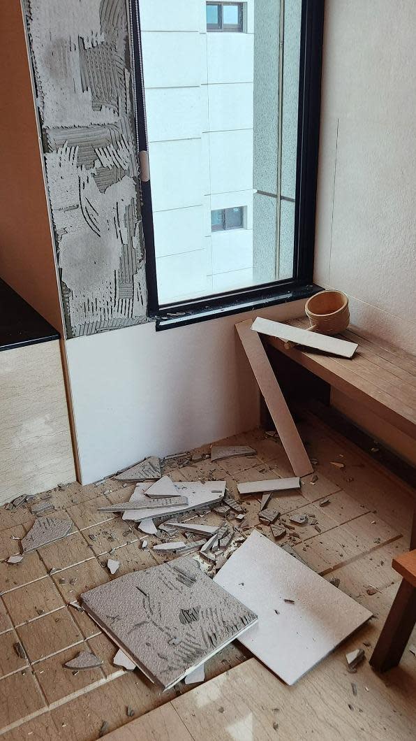 今早發生強震，陳斐娟家浴室的磁磚掉滿地。（圖／翻攝自陳斐娟臉書）  