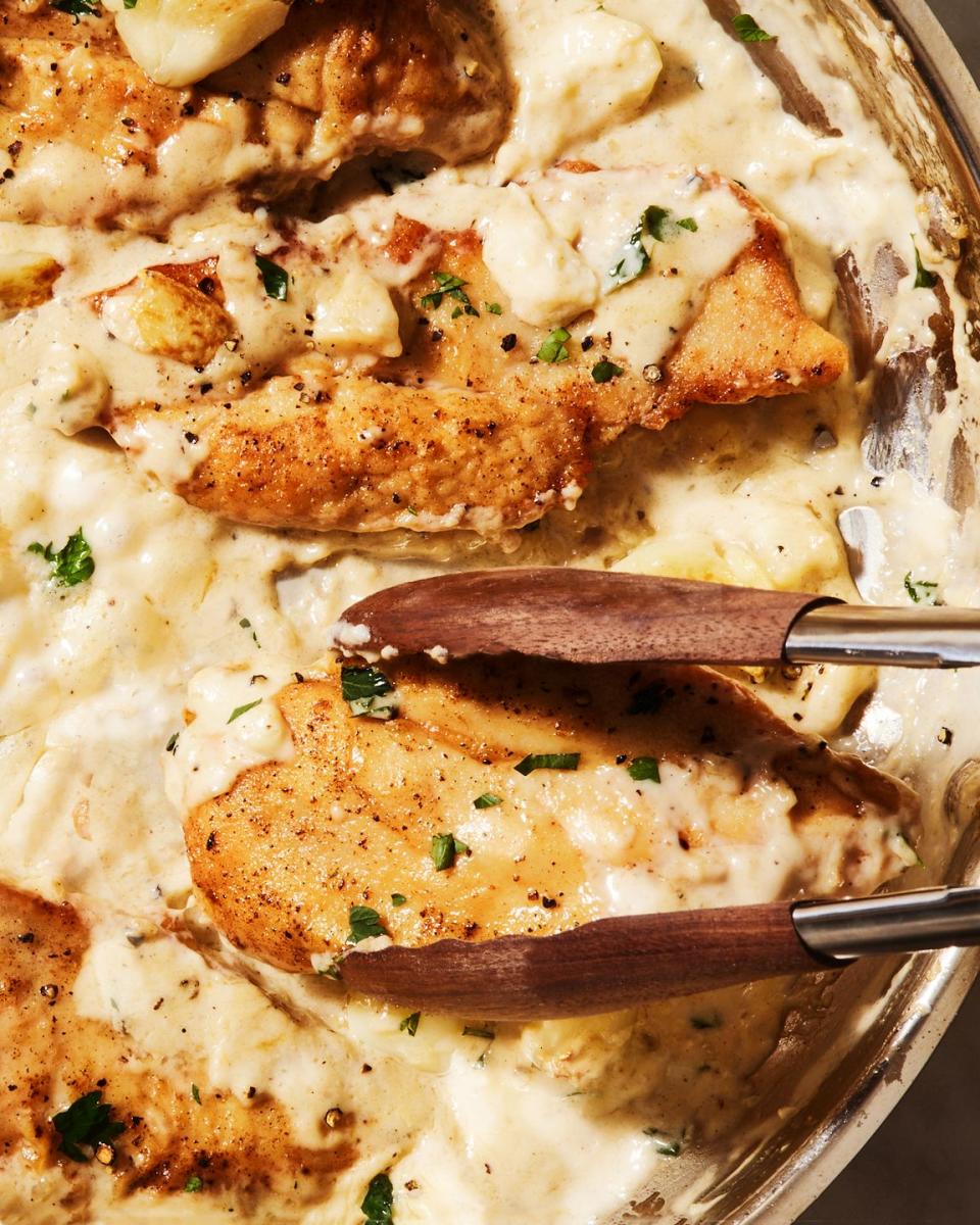 creamy garlic chicken with garlic pieces