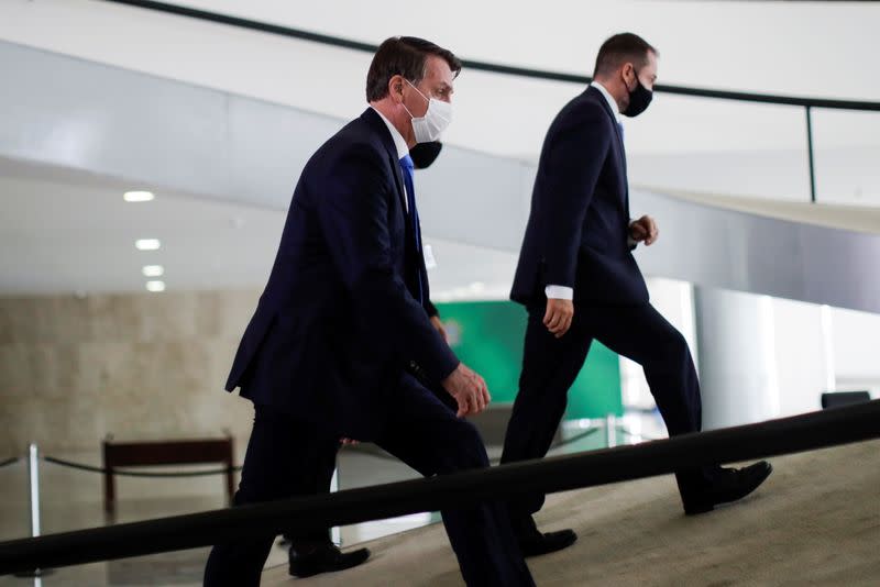 El presidente de Brasil, Jair Bolsonaro, camina después de hablar con periodistas en el Palacio de Planalto en Brasilia, Brasil.