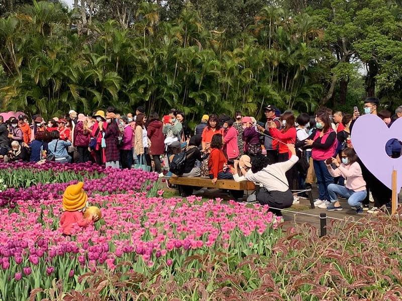 士林官邸一早就湧入大量人潮，北市工務局示警為人潮爆量的紅燈。（翻攝自公園新花漾臉書）