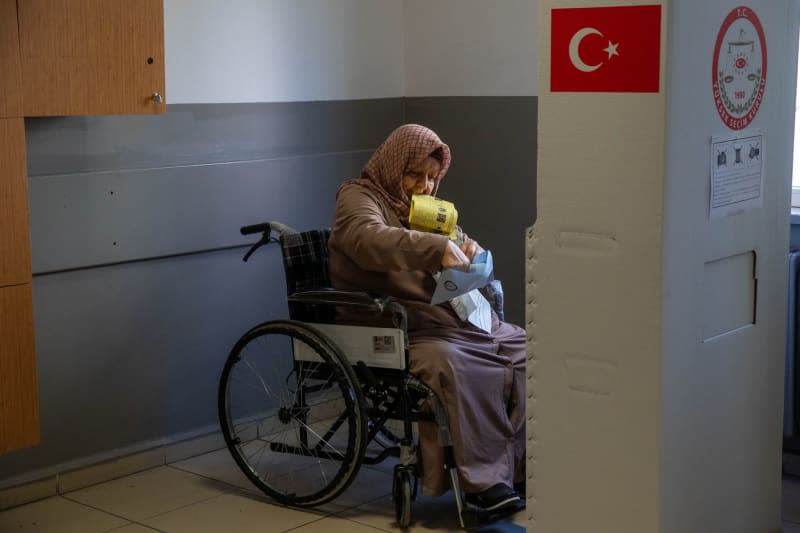 A woman casts her vote during local elections at Beylikduzu Emin Yukseloglu High School. Tolga Ildun/ZUMA Press Wire/dpa