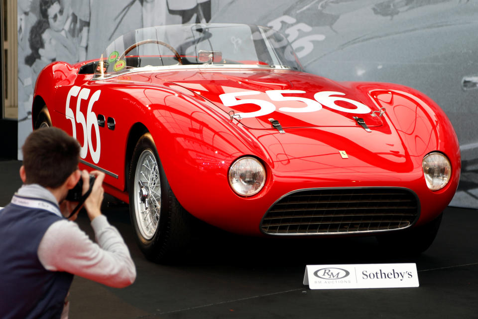 Un Ferrari 166MM Spider 1953 se exhibe durante una exhibición de autos antiguos y clásicos en la casa de subastas RM Sotheby's como parte de la feria Paris Retromobile en Francia. REUTERS / Charles Platiau